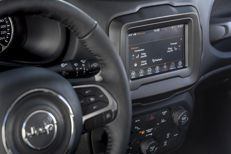 Детали интерьера Jeep Renegade Quiksilver Winter Edition (BU) 2020 года  (FR) (фото 4 из 13)